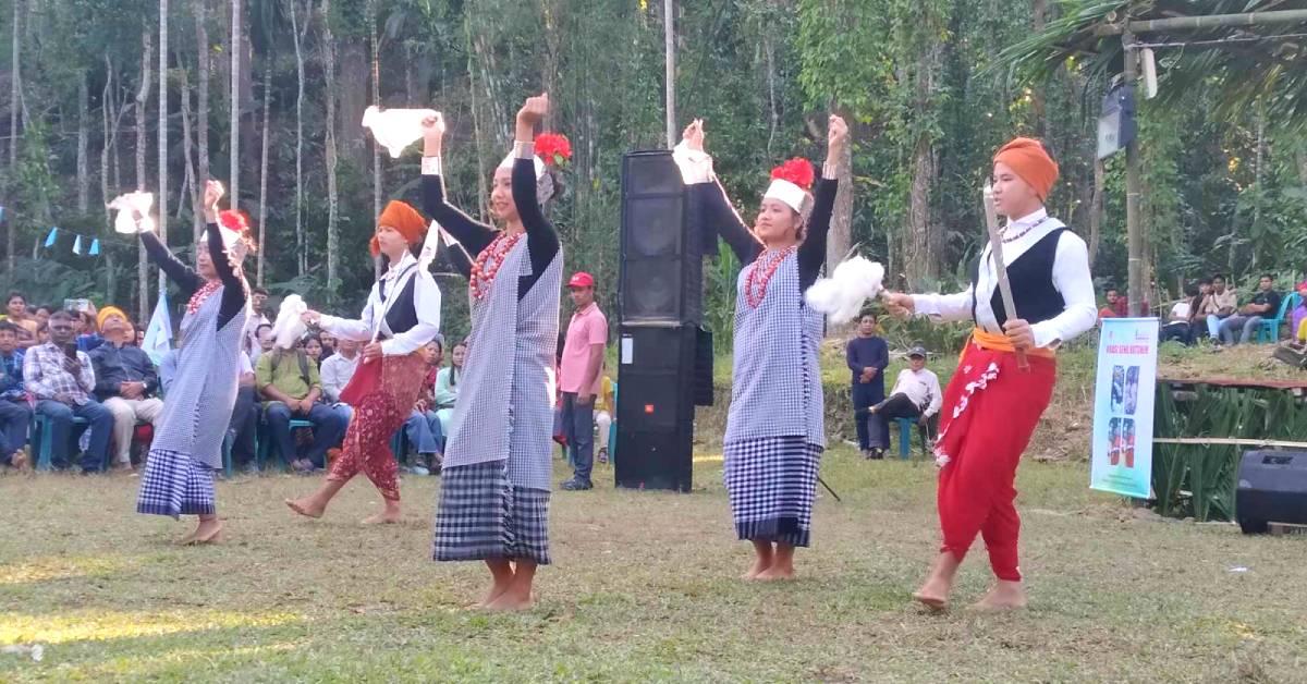 খাসিয়া তরুণীদের ঐতিহ্যবাহী নৃত্য। ছবি- আই নিউজ