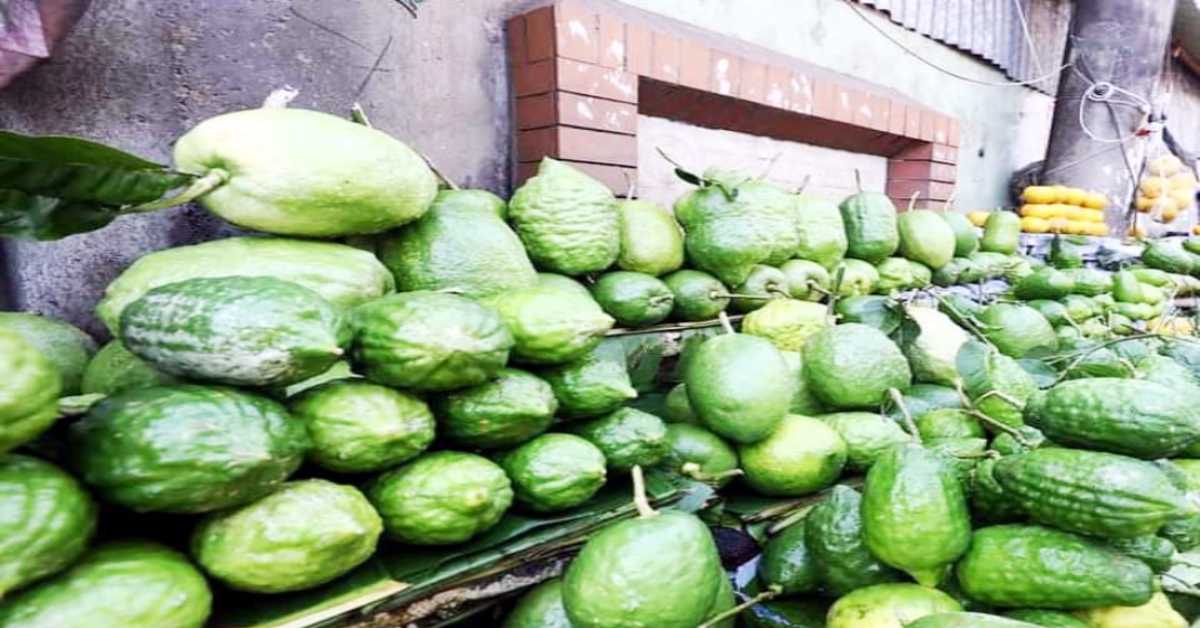 পাইকারি বাজারে লেবুর হালি ৪০-৬০ টাকা থাকলেও খুচরা বাজারে তা ১০০-১২০ টাকা ছুঁয়েছে।