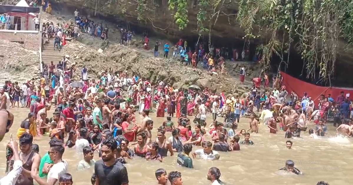 মাধবকুণ্ড জলপ্রপাতে বারুনী স্নান করতে লক্ষাধিক পুণার্থীর ভিড়। ছবি- আই নিউজ