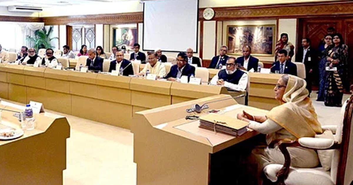প্রধানমন্ত্রী শেখ হাসিনা তাঁর কার্যালয়ে মন্ত্রিপরিষদ সভায় সভাপতিত্ব করেন। ছবি: পিআইডি প্রধানমন্ত্রী শেখ হাসিনা তাঁর কার্যালয়ে মন্ত্রিপরিষদ সভায় সভাপতিত্ব করেন। ছবি: পিআইডি