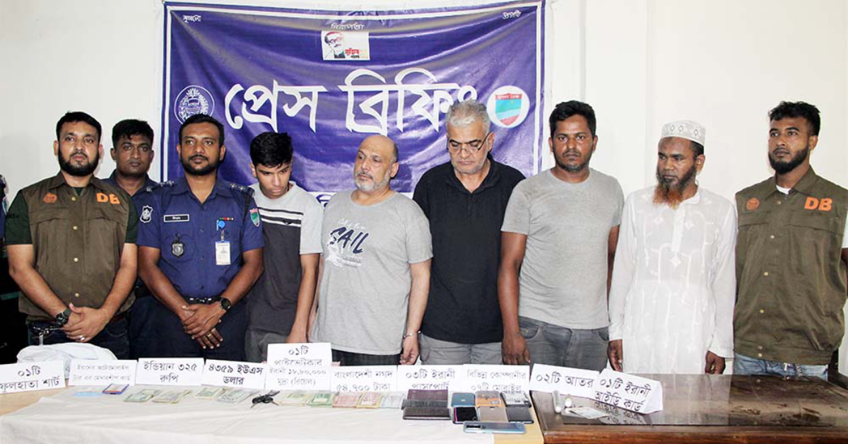 গ্রেফতারকৃত ইরানী নাগরিক সহ বাকি আসামীরা। ছবি- প্রতিনিধি গ্রেফতারকৃত ইরানী নাগরিক সহ বাকি আসামীরা। ছবি- প্রতিনিধি