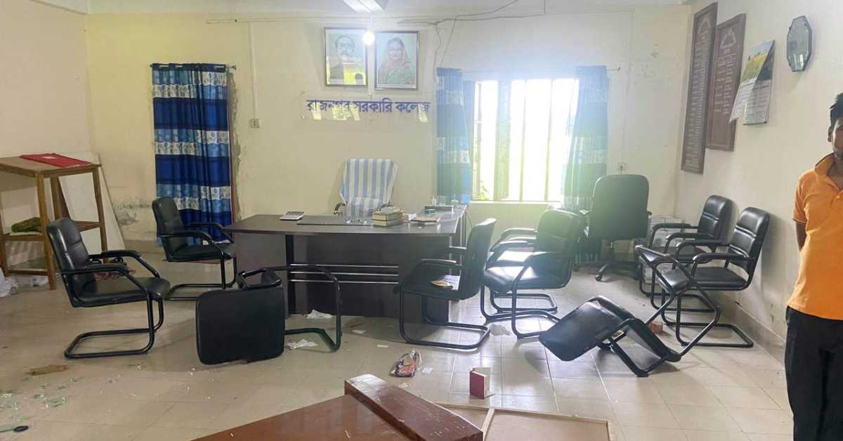 রাজনগর সরকারি কলেজে অধ্যক্ষের কক্ষ ভাঙচুর করে কতিপয় শিক্ষার্থী। ছবি- আই নিউজ