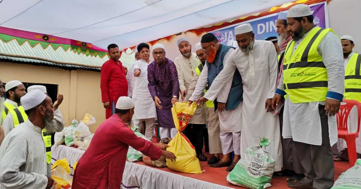 ৬৫টি হতদরিদ্র পরিবারের মধ্যে রমজান মাস খাদ্য সামগ্রী বিতরণ করা হয়। ছবি- আই নিউজ