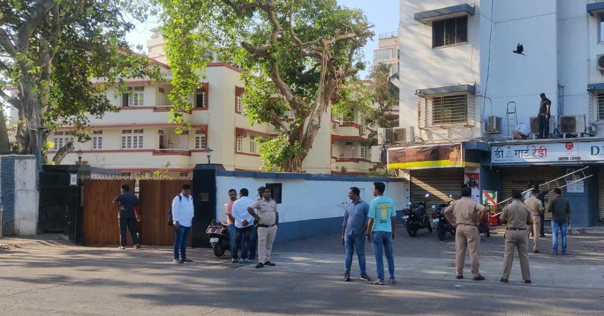 গো লা গু লি র পর সালমান খানের বাড়ির আশপাশে বাড়ানো হয়েছে পুলিশের সংখ্যা। ছবি- সংগৃহীত গো লা গু লি র পর সালমান খানের বাড়ির আশপাশে বাড়ানো হয়েছে পুলিশের সংখ্যা। ছবি- সংগৃহীত