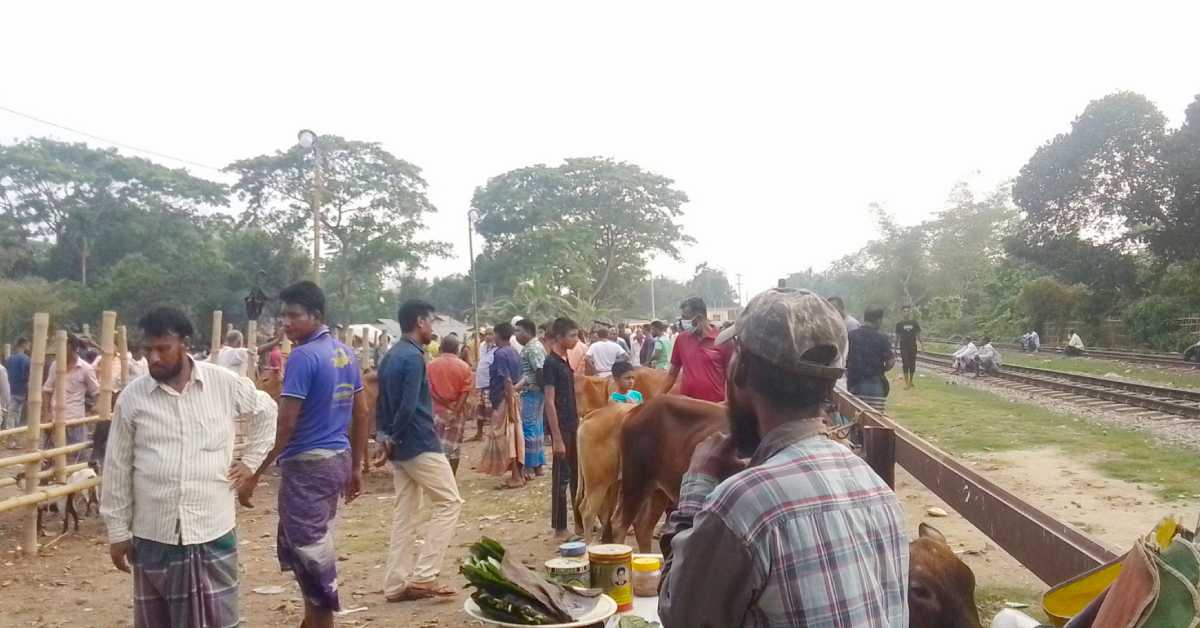 রেলপথের পাশেই ঝুঁ`কি নিয়ে সপ্তাহে দুই দিন বসে এই পশুর হাট। ছবি- আই নিউজ
