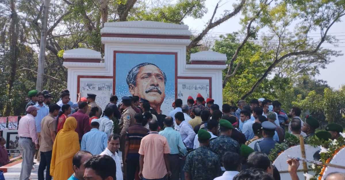 মৌলভীবাজার শহীদ মিনার প্রাঙ্গণে বঙ্গবন্ধুর ম্যুরালে পুষ্পস্তবক অর্পণ। ছবি- আই নিউজ
