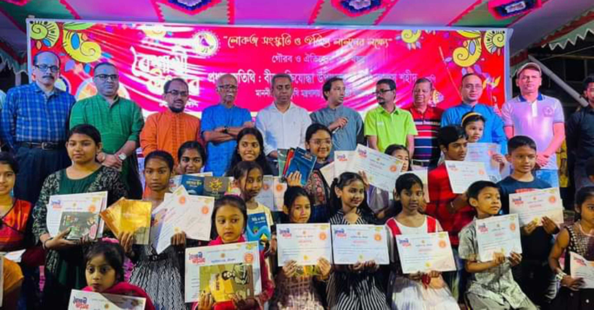 সাহিত্য-সাংস্কৃতিক প্রতিযোগিতার বিজয়ীদের মাঝে পুরস্কার বিতরণ। ছবি- আই নিউজ সাহিত্য-সাংস্কৃতিক প্রতিযোগিতার বিজয়ীদের মাঝে পুরস্কার বিতরণ। ছবি- আই নিউজ