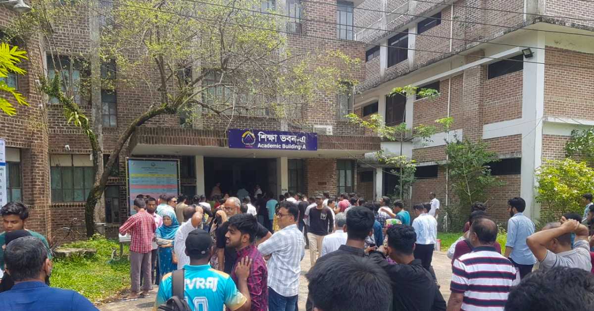 সাস্ট্রের পরীক্ষা কেন্দ্রের সামনে পরীক্ষার্থীদের ভিড়। ছবি- আই নিউজ সাস্ট্রের পরীক্ষা কেন্দ্রের সামনে পরীক্ষার্থীদের ভিড়। ছবি- আই নিউজ