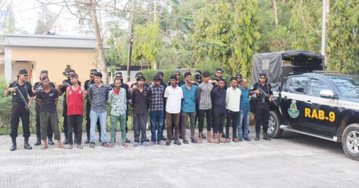 র‍্যাব-৯ এর অভিযানে গ্রেফতার হওয়া ছিনতাই চক্রের ১২ সদস্য। ছবি- আই নিউজ