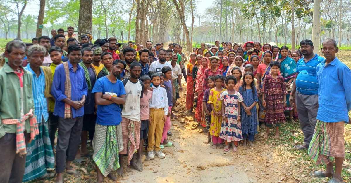 পুটিয়াছড়া চা বাগান এলাকায় প্রায় ৫ শতাধিক চা শ্রমিক ও স্কুলশিক্ষার্থী বিক্ষোভ করেন।