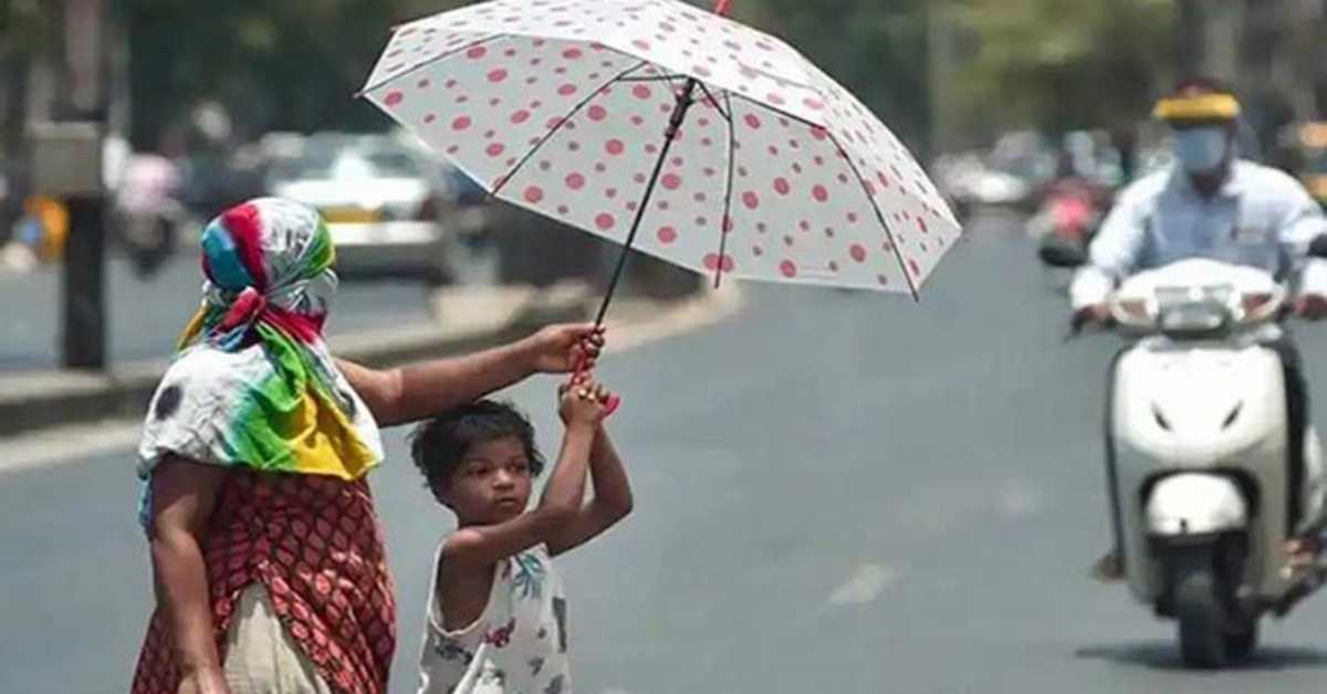প্রচণ্ড গরমে সড়কে ছাতা হাতে মায়ের সাথে এক শিশু। ছবি- সংগৃহীত