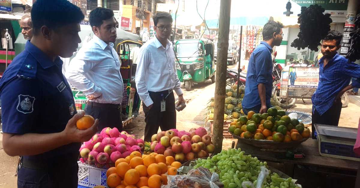জাতীয় ভোক্তা অধিকার সংরক্ষণ অধিদপ্তরের মৌলভীবাজার জেলা শাখার অভিযান। ছবি- আই নিউজ