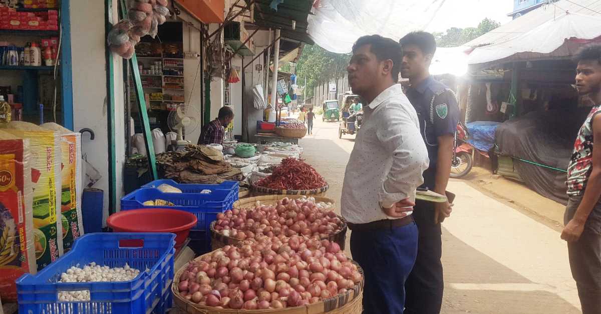 অভিযানে মৌলভীবাজার জেলা কার্যালয়ের সহকারী পরিচালক মো. শফিকুল ইসলাম। ছবি- আই নিউজ