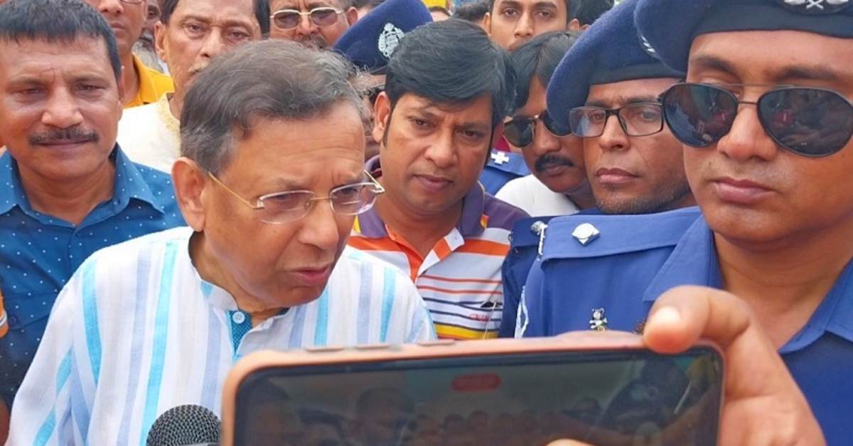 সাংবাদিকদের সামনে আইনমন্ত্রী আনিসুল হক। ছবি- সংগৃহীত সাংবাদিকদের সামনে আইনমন্ত্রী আনিসুল হক। ছবি- সংগৃহীত