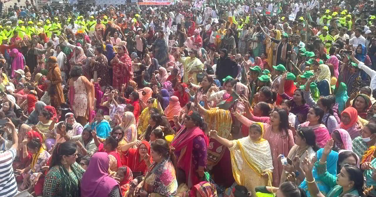 আওয়ামী লীগের শান্তি ও উন্নয়ন সমাবেশে উপস্থিতির একাংশ।