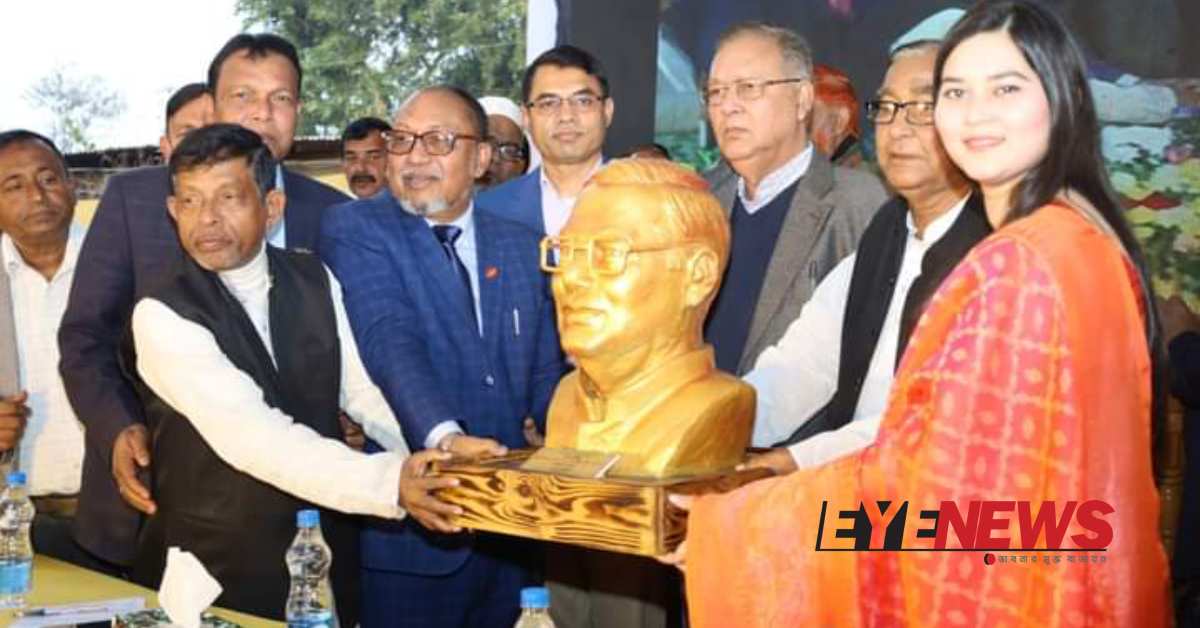 গণ সংবর্ধনা অনুষ্ঠানে কৃষিমন্ত্রীকে তাঁর নিজের প্রতিরূপ একটি ভাস্কর্য উপহার করা হয়। ছবি- আই নিউজ গণ সংবর্ধনা অনুষ্ঠানে কৃষিমন্ত্রীকে তাঁর নিজের প্রতিরূপ একটি ভাস্কর্য উপহার করা হয়। ছবি- আই নিউজ