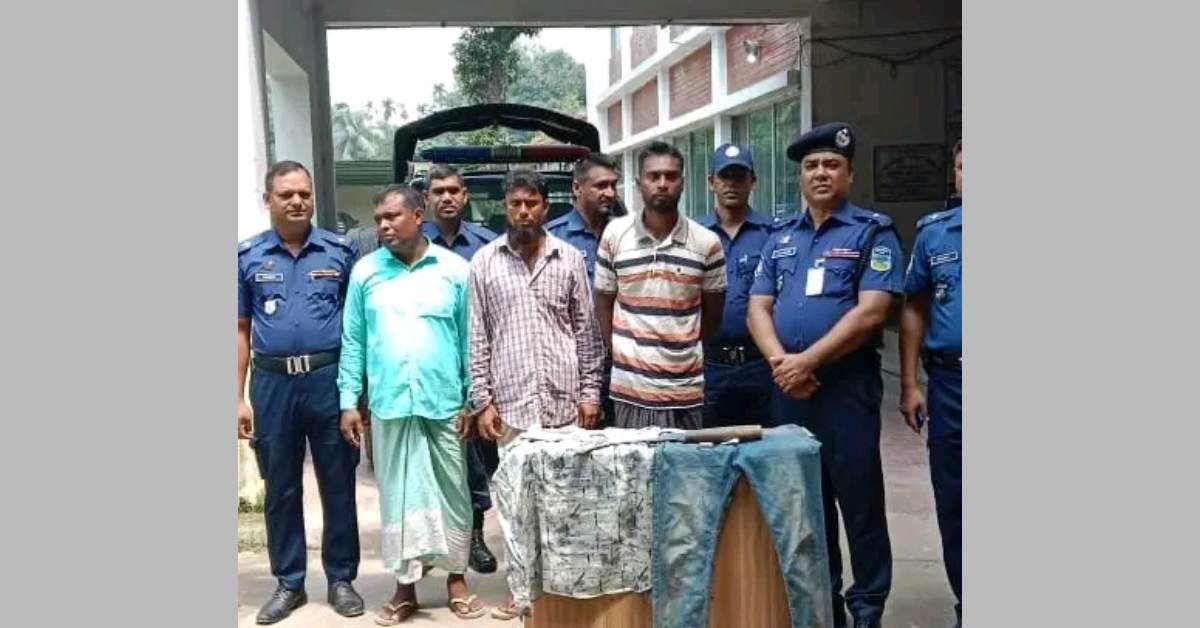 পুলিশের কাছে গ্রেপ্তারের পর আসামীরা। ছবি- আই নিউজ পুলিশের কাছে গ্রেপ্তারের পর আসামীরা। ছবি- আই নিউজ