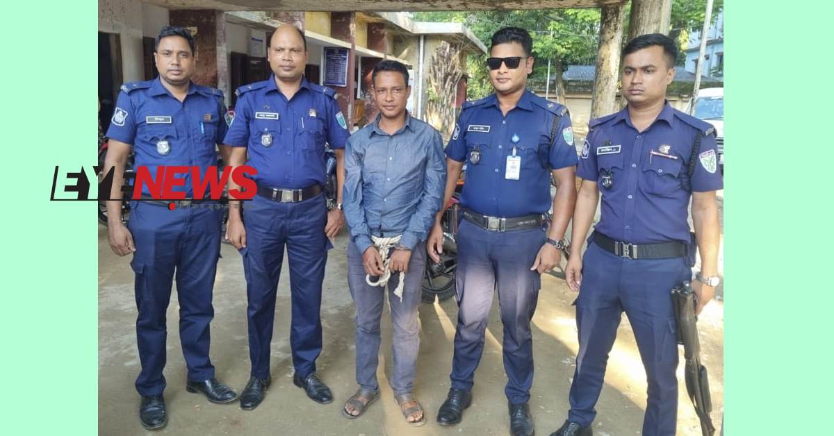 পুলিশের কাছে গ্রেপ্তারের পর আসামী শিপন আহমদ। ছবি- আই নিউজ পুলিশের কাছে গ্রেপ্তারের পর আসামী শিপন আহমদ। ছবি- আই নিউজ