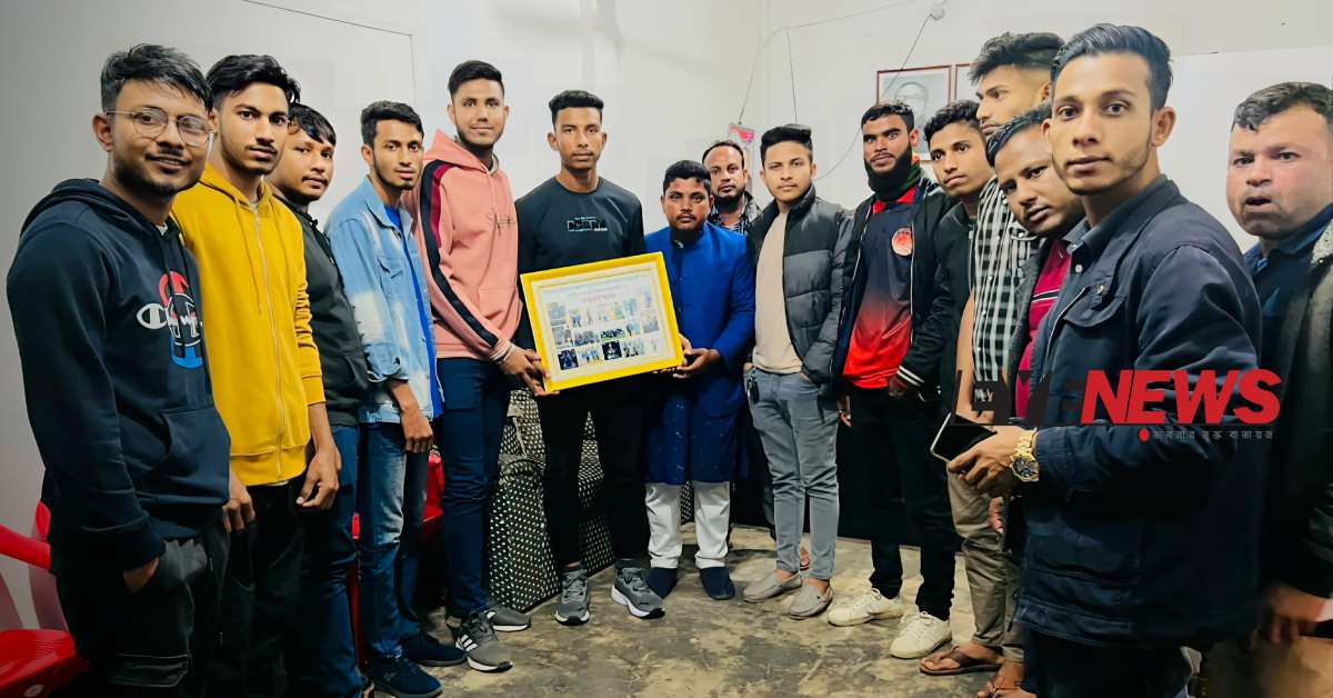 বাংলা আদর্শ ক্লাবের পক্ষ থেকে ইমনকে সংবর্ধনা। ছবি- আই নিউজ