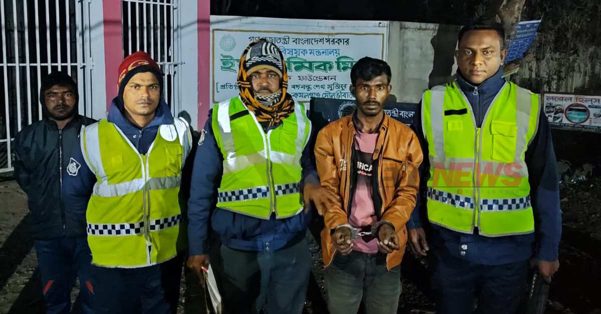 ইয়াবসহ এই মাদক ব্যবসায়ীকে আটক করেছে পুলিশ। ছবি- আই নিউজ