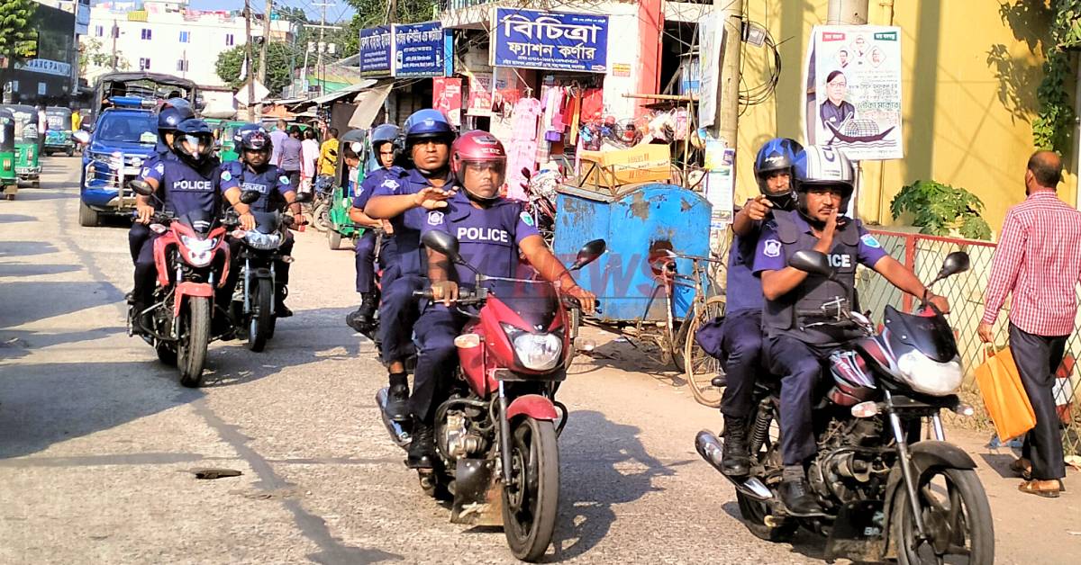 কমলগঞ্জে নাশকতা ঠেকাতে সড়কে থানা পুলিশের টহল। ছবি- আই নিউজ