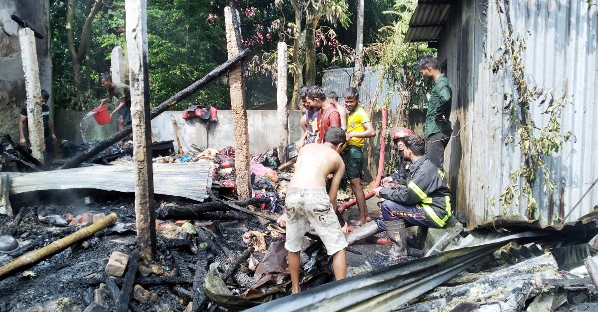 অগ্নিকাণ্ডে পুড়ে ছাই হয়ে গেছে বসতবাড়ীর জিনিসপত্র। ছবি- আই নিউজ