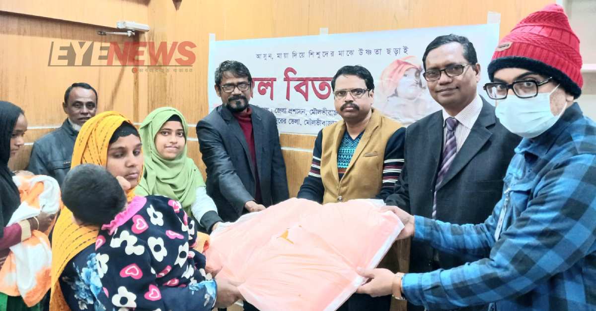 শিশুদের হাতে কম্বল তোলে দিচ্ছেন সদর হাসপাতালের ভারপ্রাপ্ত তত্ত্বাবধায়ক বিনেন্দু ভৌমিক। ছবি- আই নিউজ
