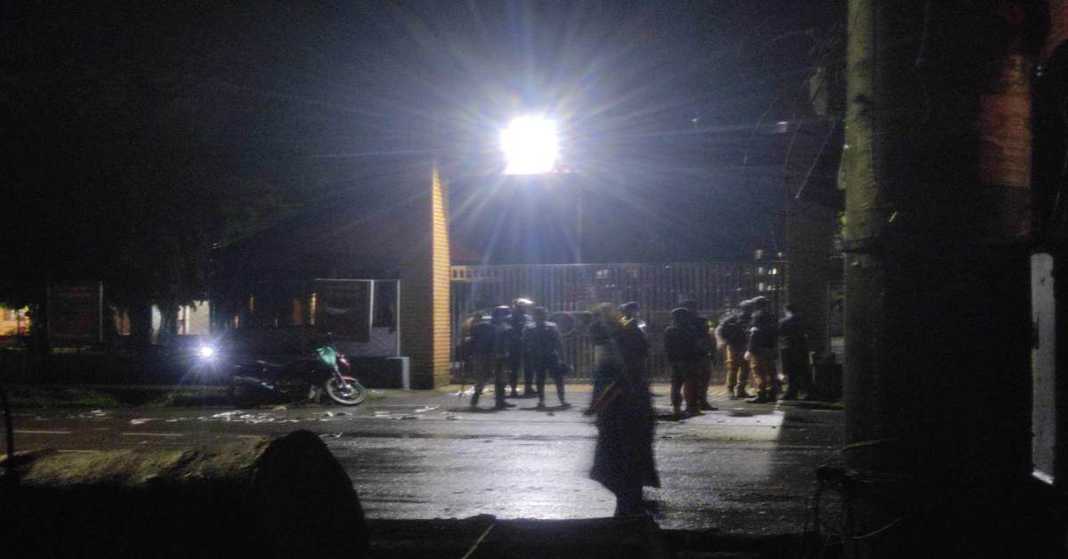 ঘটনার পর ঘটনস্থলে উত্তেজিত জনতার উপস্থিতি। ছবি- সংগৃহীত