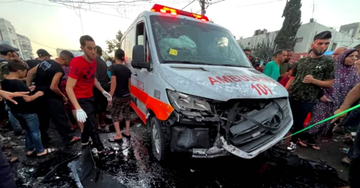 অ্যাম্বুলেন্সে ইসরায়েলি বাহিনীর হামলায় ঘটনাস্থলেই ১৫ জন নি হ ত হয়েছেন।