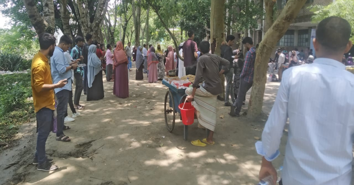 সি ইউনিটের পরীক্ষায় অংশ নিতে আসা পরীক্ষার্থীরা। ছবি- আই নিউজ