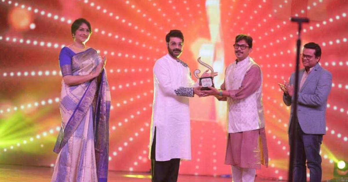 ‘‌সেরা বাঙালি’র পুরস্কার গ্রহণ করছেন চঞ্চল চৌধুরী। ছবি- সংগৃহীত