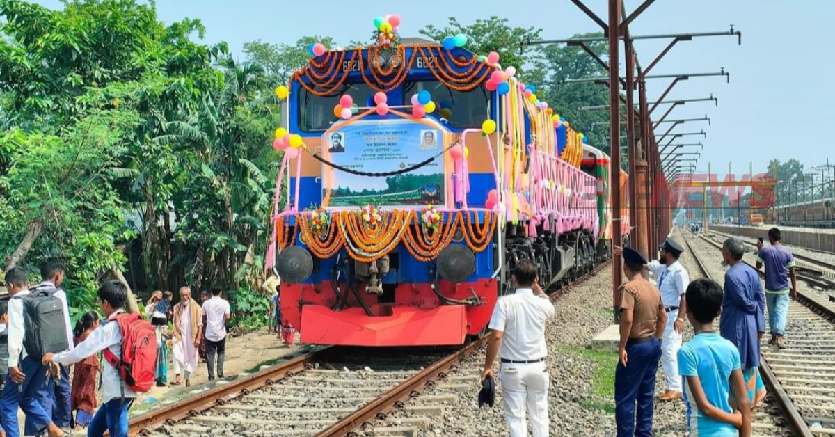 নতুন চালু হওয়া ‘চিলাহাটি এক্সপ্রেস’ ট্রেন। ছবি- আই নিউজ