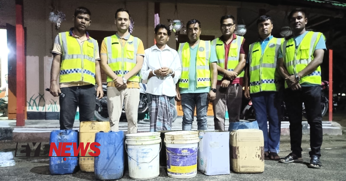 চোলাইমদসহ আটক রবিদাস বুড়ি। ছবি- আই নিউজ