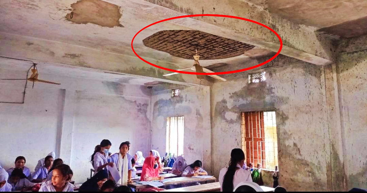 বিদ্যালয়ের ছাদের ঝুঁকিপূর্ণ প্লাস্টার নিয়ে চলছে পাঠদান। ছবি- আই নিউজ বিদ্যালয়ের ছাদের ঝুঁকিপূর্ণ প্লাস্টার নিয়ে চলছে পাঠদান। ছবি- আই নিউজ