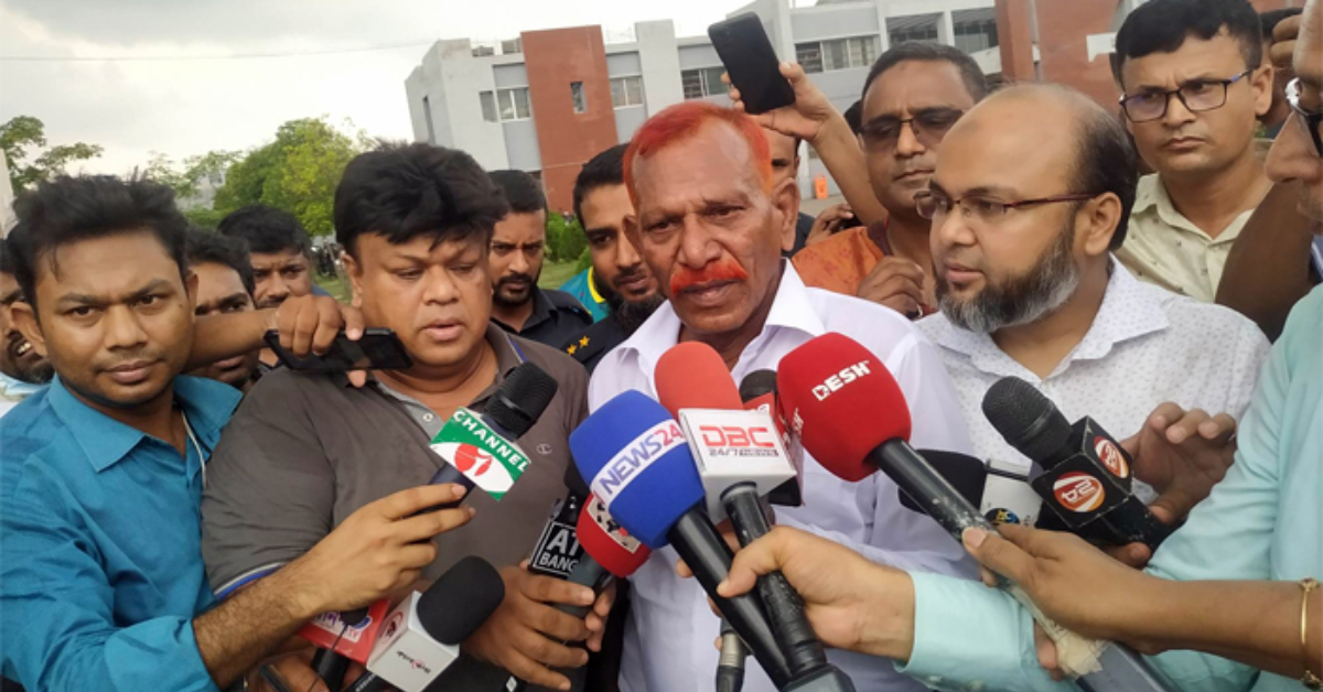 জেল থেকে বেরিয়ে সাংবাদিকদের সামনে জল্লাদ শাহজাহান ভুঁইয়া। ছবি- সংগৃহীত