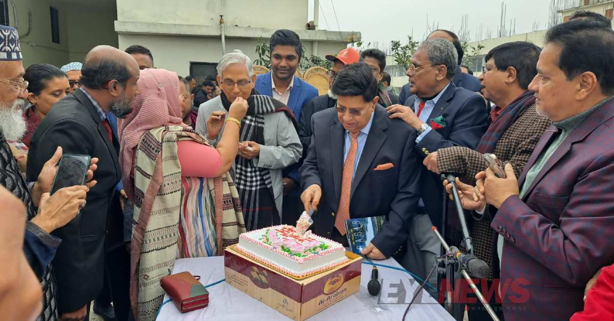পিঠা উৎসবে উপস্থিত থেকে কেক কাটেন সাবেক পররাষ্ট্রমন্ত্রী এ কে আব্দুল মোমেন। ছবি- আই নিউজ