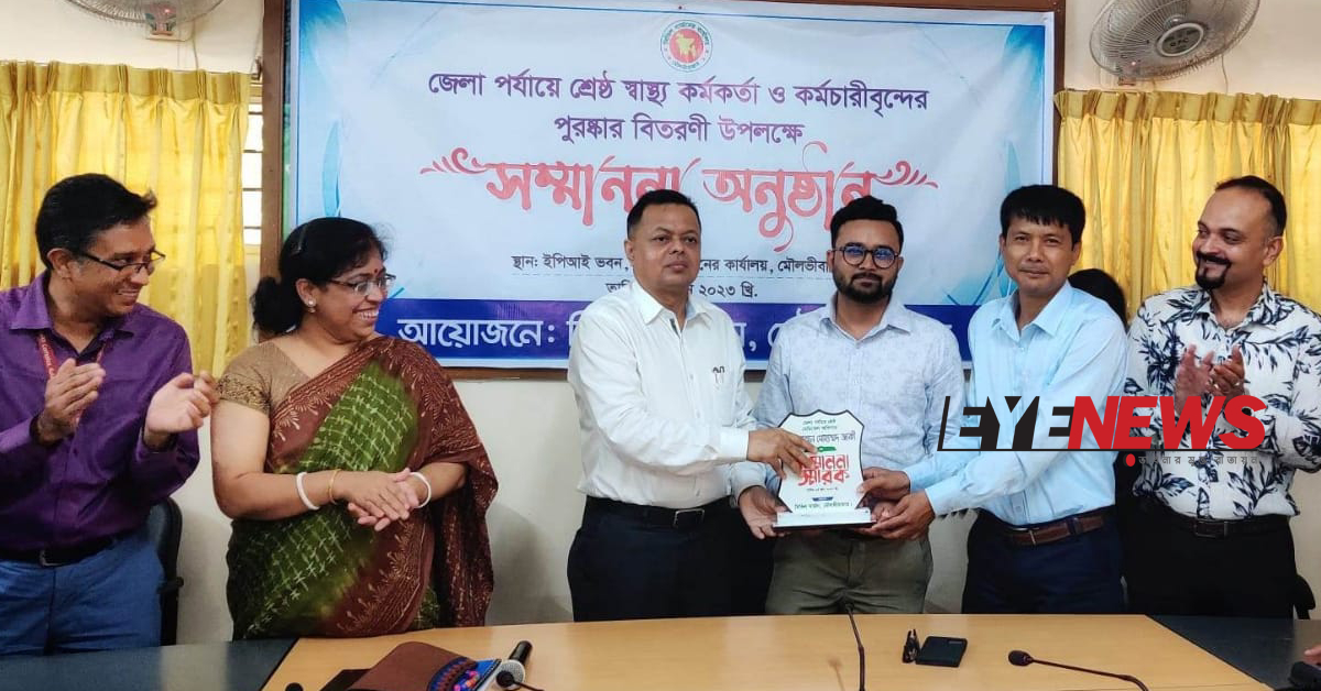 শ্রেষ্ঠ মেডিকেল অফিসারের সম্মাননা গ্রহণ করছেন ডা. জাকী। ছবি- আই নিউজ শ্রেষ্ঠ মেডিকেল অফিসারের সম্মাননা গ্রহণ করছেন ডা. জাকী। ছবি- আই নিউজ