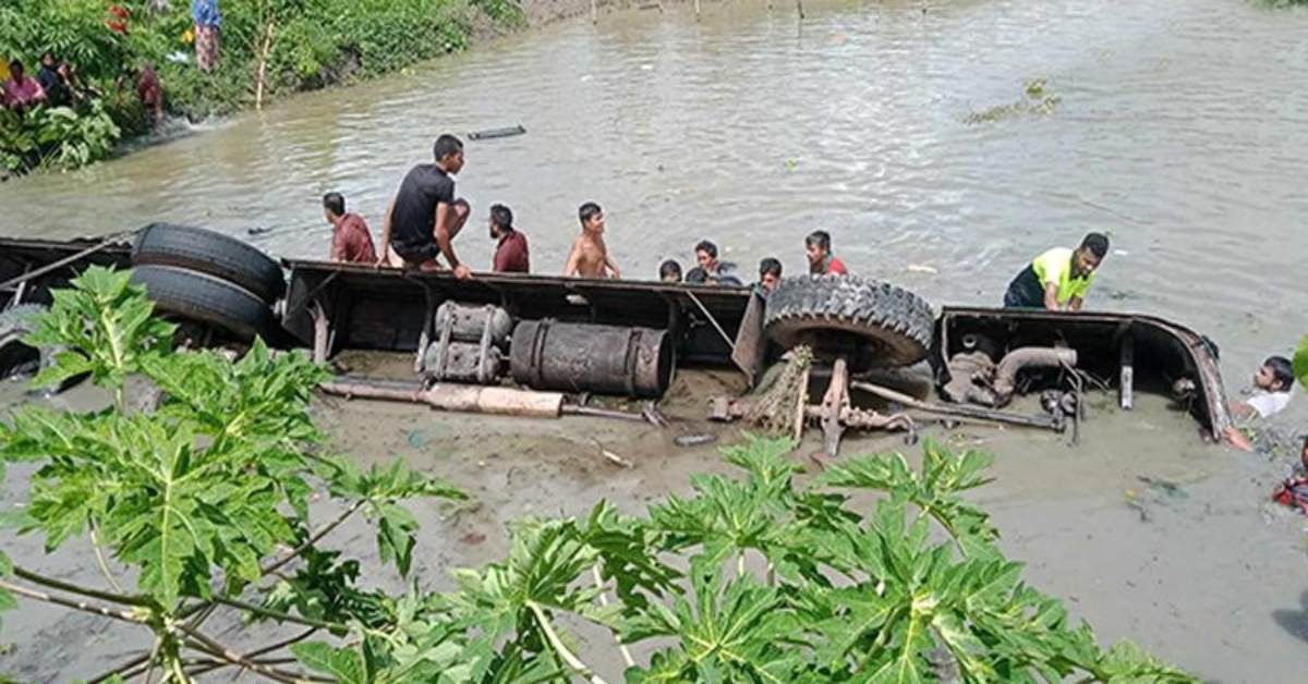 একটি অটোরিকশাকে পাশ কাটাতে গিয়ে নিয়ন্ত্রণ হারায় বাসটি। ছবি- প্রতিনিধি একটি অটোরিকশাকে পাশ কাটাতে গিয়ে নিয়ন্ত্রণ হারায় বাসটি। ছবি- প্রতিনিধি