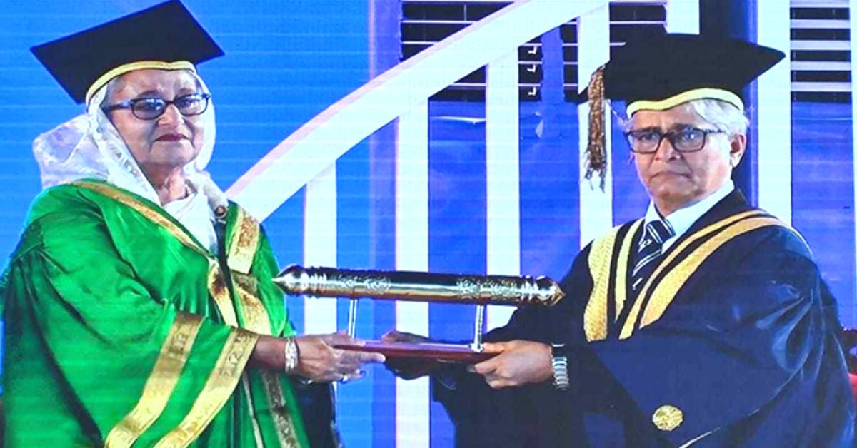 বঙ্গবন্ধুর পক্ষে এই ডিগ্রি গ্রহণ করেন বঙ্গবন্ধু কন্যা ও প্রধানমন্ত্রী শেখ হাসিনা।