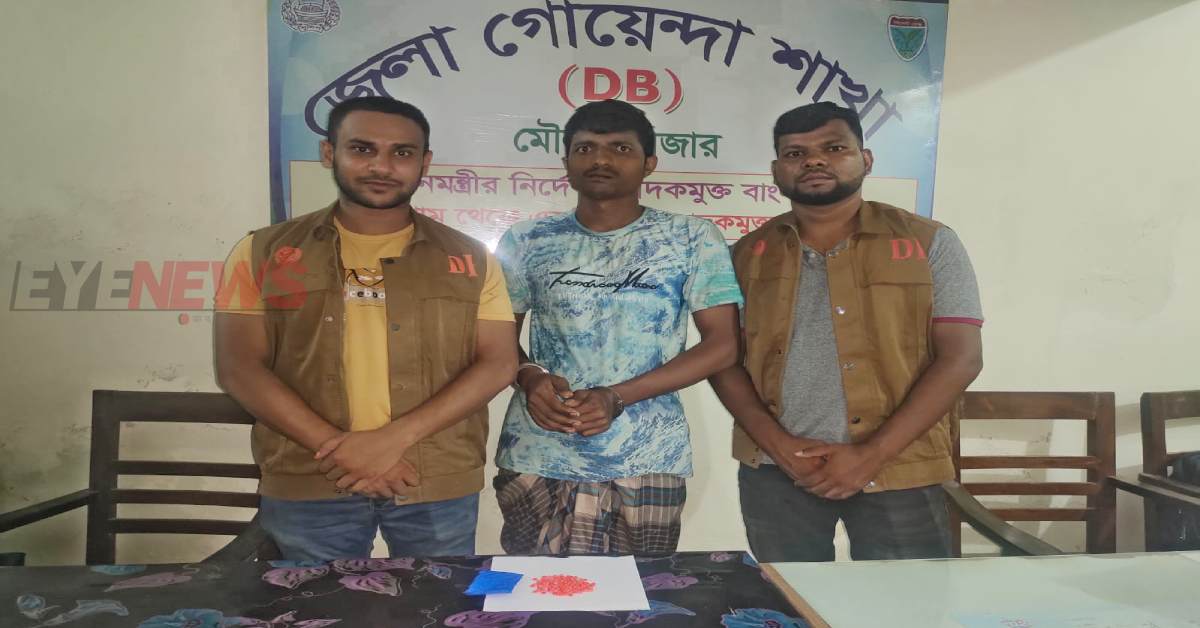 ডিবি পুলিশের কাছে আটকের পর রুবেল মিয়া। ছবি- RMB