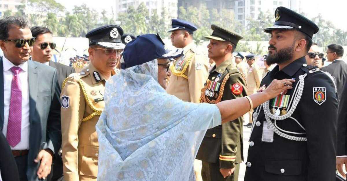 মেজর আদনান তফাদারকে পদক পরিয়ে দিচ্ছেন প্রধানমন্ত্রী শেখ হাসিনা।