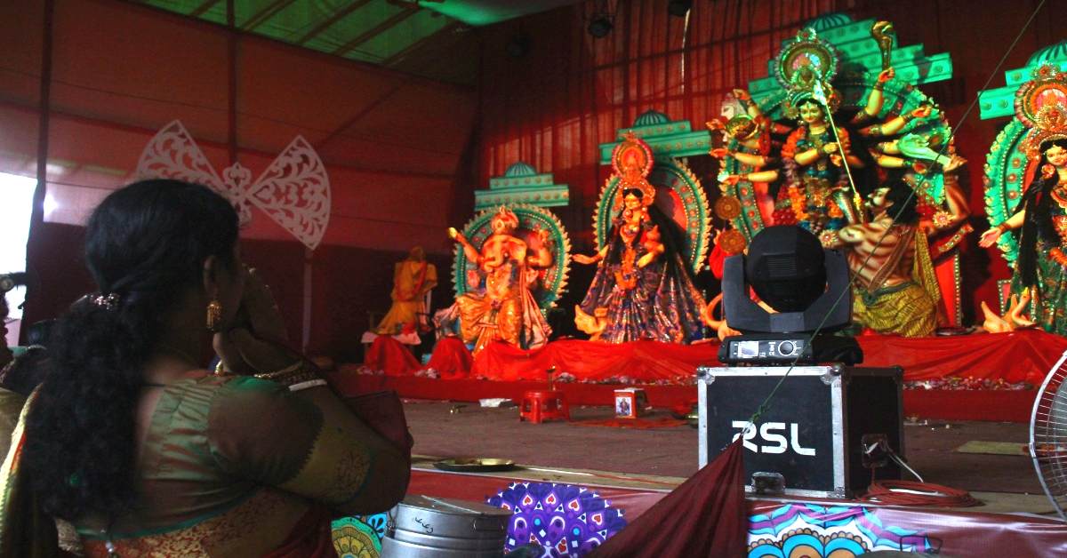 দুর্গা দেবীর সামনে প্রণামরত এক ধর্মপ্রাণ নারী। ছবি- আই নিউজ