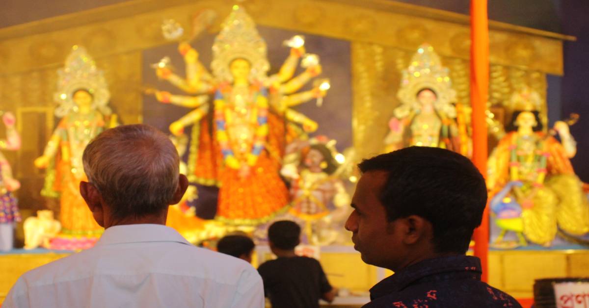 শীমঙ্গলের স্বরলিপি সংঘের দুর্গা প্রতিমা দেখছেন দুই দর্শনার্থী। ছবি- আই নিউজ শীমঙ্গলের স্বরলিপি সংঘের দুর্গা প্রতিমা দেখছেন দুই দর্শনার্থী। ছবি- আই নিউজ
