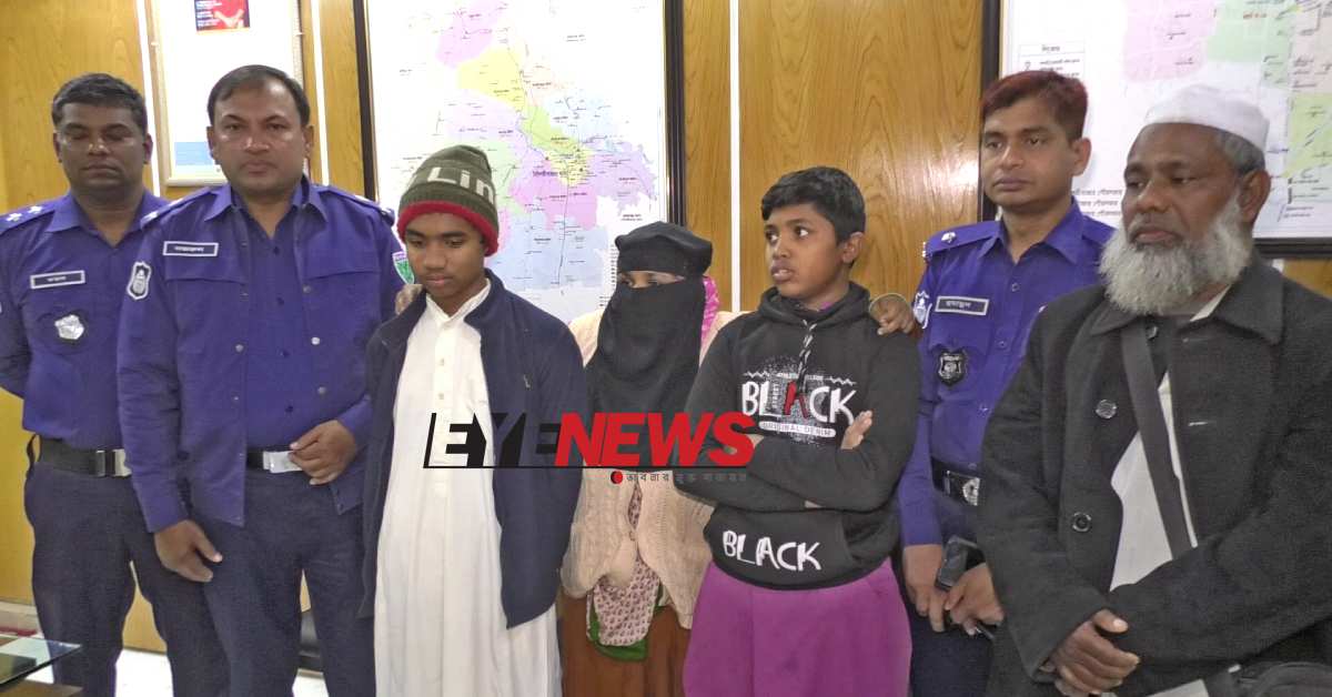 বাবা-মায়ের সঙ্গে পালিয়ে যাওয়া দুই ভাই। ছবি- আই নিউজ বাবা-মায়ের সঙ্গে পালিয়ে যাওয়া দুই ভাই। ছবি- আই নিউজ