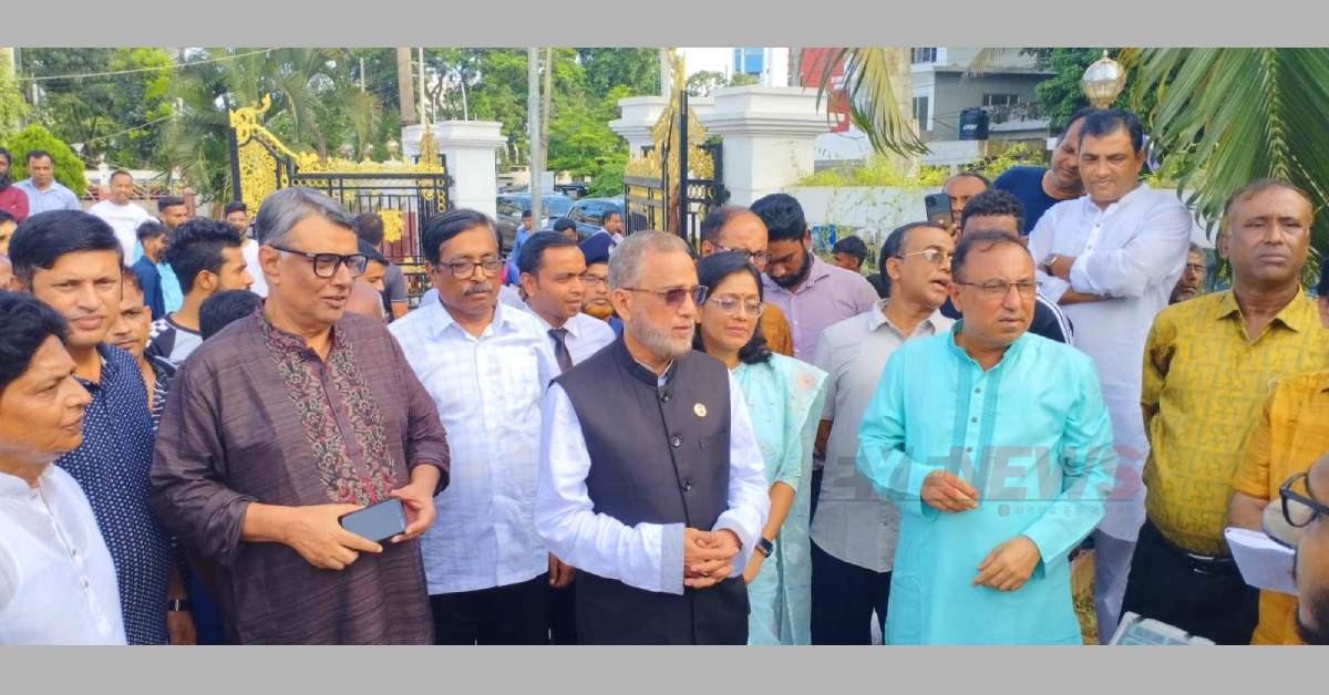 মৌলভীবাজার পৌরসভার পলিথিনের হাট পরিদর্শনে পৌর মেয়রসহ পরিবেশমন্ত্রী ও নেছার আহমদ এমপি। ছবি- আই নিউজ মৌলভীবাজার পৌরসভার পলিথিনের হাট পরিদর্শনে পৌর মেয়রসহ পরিবেশমন্ত্রী ও নেছার আহমদ এমপি। ছবি- আই নিউজ