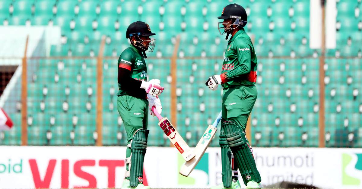 সাকিব-মুশফিকের কাঁধে ভর করে শতক পূরণ করলো বাংলাদেশ। ছবি- সংগৃহীত সাকিব-মুশফিকের কাঁধে ভর করে শতক পূরণ করলো বাংলাদেশ। ছবি- সংগৃহীত