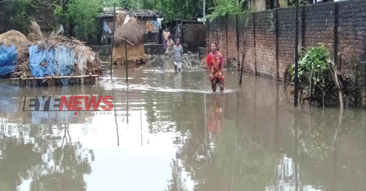 রাস্তা বন্ধ করে রাখায় বর্ষার পানিতে বিপাকে পড়েছেন ভুক্তভোগীরা। ছবি- আই নিউজ রাস্তা বন্ধ করে রাখায় বর্ষার পানিতে বিপাকে পড়েছেন ভুক্তভোগীরা। ছবি- আই নিউজ