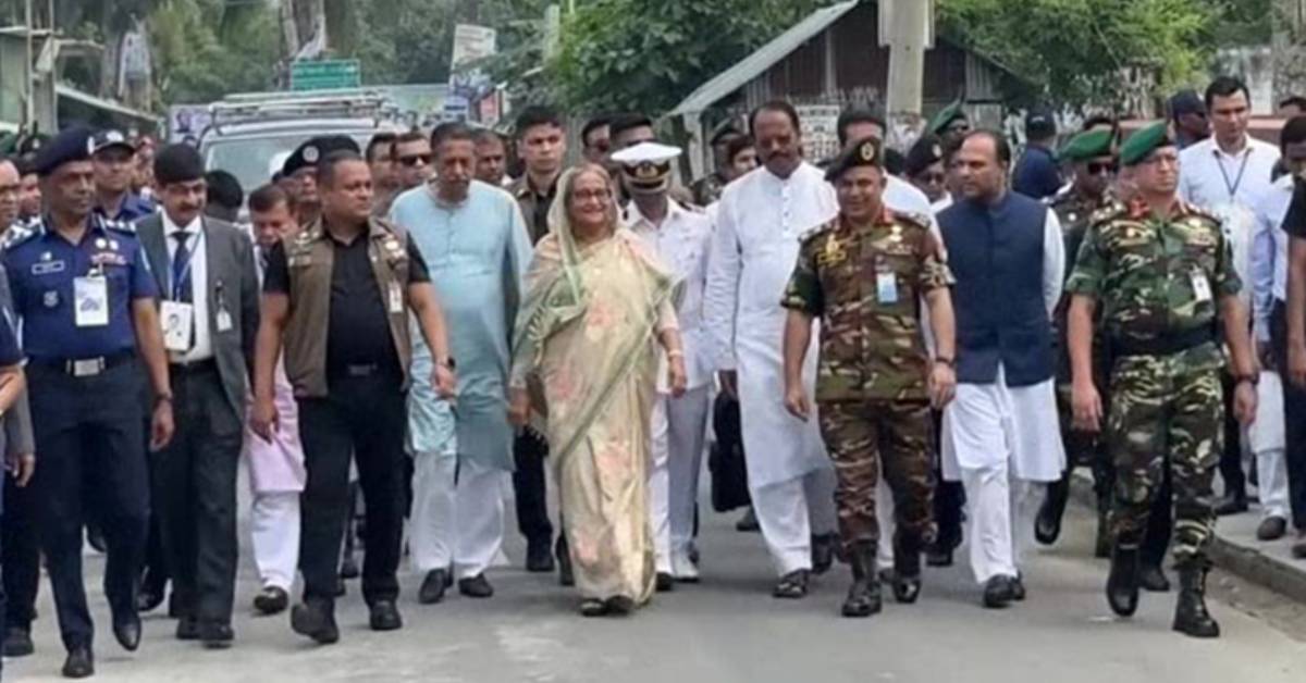 প্রটোকল ভেঙে পায়ে হেঁটেই উপজেলা আওয়ামী লীগ কার্যালয়ে যান প্রধানমন্ত্রী। ছবি- আই নিউজ