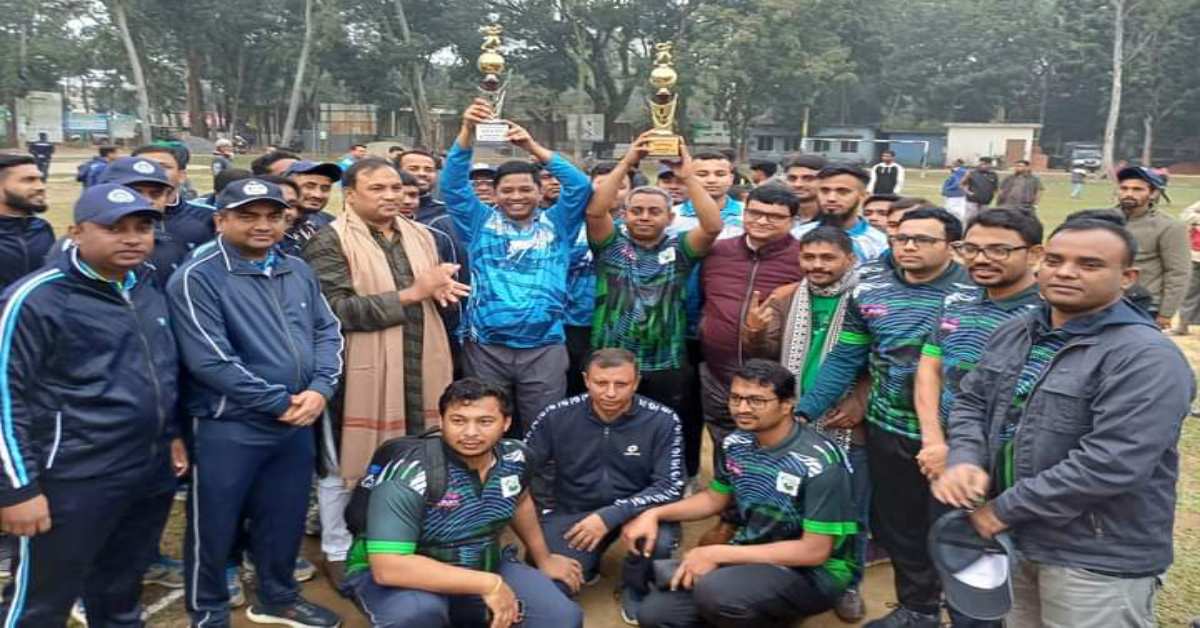 ম্যাচে থানা প্রশাসনকে হারিয়ে বিজয়ী হয়েছে উপজেলা প্রশাসন। ছবি- আই নিউজ