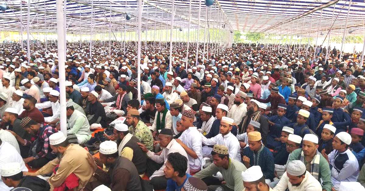 ঈসালে সাওয়াব মাহফিলের বয়ান শুনছেন সমবেত মুসল্লিরা।